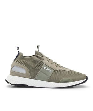 Heren Boss Titanium Running Trainers in groen.- Stretchy gebreid bovenwerk.- Vetersluiting.- Treklipjes op de kraag en de tong.- Ondertekend BOSS op de hak, tong en zijkanten.- Rubberen zool.- Ref: 50470596330