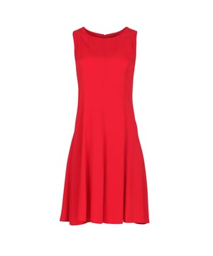 Este vestido de color rojo está confeccionado en tencel tejido. Es sin mangas y tiene escote redondo. Hay cierre de cremallera oculto en la espalda. Las costuras verticales en el cuerpo crean un ajuste perfecto. El vestido se ajusta al cuerpo y se abre en una falda estilo cloche desde la cintura.