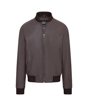 Maak kennis met het leren Varsity-bomberjack voor heren, een verfijnde variant op het klassieke MA-1-pilotenjack. Deze jas is gemaakt van 100% zacht lamsnappa en biedt uitzonderlijke duurzaamheid en soepel vallen. De zichtbare ritssluiting aan de voorkant is voorzien van een brede, doorgestikte ritssluiting, aangevuld met een ribgebreide kraag, manchetten en zoom voor extra warmte en een slank silhouet. Met vier zakken (twee in de taille en twee aan de binnenkant, waaronder een veilige zak met ritssluiting) combineert dit volledig gevoerde jack stijl en functionaliteit naadloos. � Gemaakt van 100% zacht lamsnappa voor duurzaamheid en comfort � Zichtbare ritssluiting aan de voorkant met doorgestikte ritssluiting � Ribgebreide kraag, manchetten en zoom voor isolatie � Vier zakken: twee in de taille en twee aan de binnenkant, ��n met ritssluiting � Volledig gevoerde binnenkant voor extra warmte en comfort