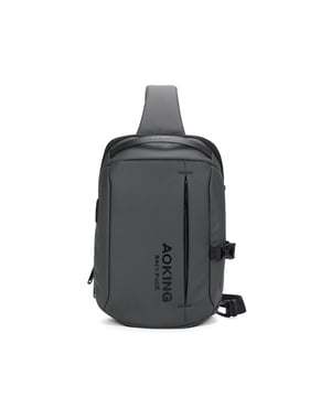Bolso bandolera unisex. El cierre es con cremallera. Los bolsillos internos son bolsillos multifuncionales. Hay dos bolsillos externos con cremalleras. La bandolera es ajustable en tela. Falta el mango. Hay un compartimento interno. El material exterior es poliéster. Internamente está forrado en poliéster. Medidas: 20x10x32 cm. Producto de moda