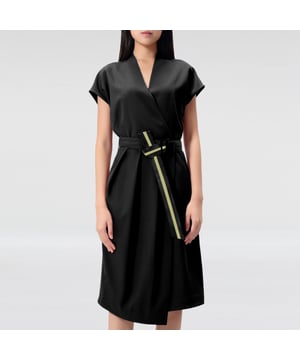 Dieses Kleid ist der perfekte Zwitter zwischen Tages- und Abendkleidung. Es verleiht Ihnen einen schicken Look bei der Arbeit und einen eleganten Stil am Abend. Mit seinem attraktiven V-Ausschnitt und dem zusätzlichen Gürtel unterstreicht dieses Stück Ihre Weiblichkeit. Der Wickelschnitt ist nur ein Effekt: Das Kleid lässt sich bequem mit einem Reißverschluss an der Seite schließen und hat einen Schlitz auf der linken Vorderseite.

Produkt-Details:
Form: tailliert geschnitten
Länge: 106 cm, unterhalb des Knies
V-Ausschnitt
Kappenärmel
Unsichtbarer Reißverschluss an der Seite