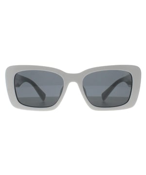Las gafas de sol Miu Miu MU07YS 1425S0 blanco gris oscuro presentan una llamativa montura rectangular confeccionada en acetato de primera calidad, que ofrece una combinaciÃ³n perfecta de durabilidad y comodidad ligera. Las lentes ofrecen una impecable protecciÃ³n contra los rayos UV, asegurando que tus ojos permanezcan protegidos a la vez que desprenden un aire moderno y chic. Detalladas con el inconfundible logotipo de Miu Miu en las patillas, las gafas de sol MU07YS son un accesorio por excelencia para quienes aprecian el estilo atrevido y sofisticado. Cause una impresiÃ³n memorable con estas gafas destacadas y redefina su look diario con Miu Miu.
