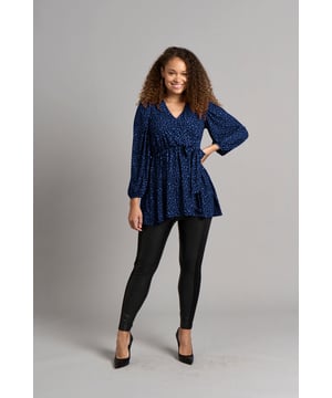 Este elegante y a la moda top envolvente hará una declaración. El escote pronunciado y las mangas de globo elásticas trabajan juntas para crear una silueta ultrafemenina. Este top favorecedor te llevará del día a la noche y se convertirá en tu nuevo favorito.

95% Poliéster, 5% Elastano
Forro: 100% Poliéster

Lavado a máquina a 40°