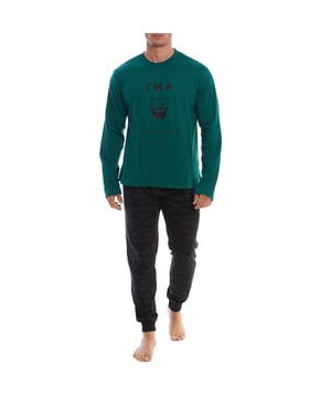 Herren-Winterpyjama von Kisses&Love. Hochwertiger Herrenpyjama!

 Der Herrenpyjama kombiniert ein langärmliges T-Shirt mit Rundhalsausschnitt (nur ein Modell mit V-Ausschnitt!) und eine lange Hose. Es besteht aus weichen und atmungsaktiven Materialien und sorgt die ganze Nacht über für Komfort.
 Dieses Set ist ideal für den Winter und bietet eine perfekte Balance zwischen Stil und Komfort für einen erholsamen Schlaf.

 Exklusive Designs und vielfältige Drucke: Herren-Winterpyjamas sind in einer großen Auswahl an exklusiven Designs und Drucken erhältlich, sodass Sie zwischen verschiedenen Stilen wählen können, die Ihre Persönlichkeit und Ihren Geschmack widerspiegeln. Von Drucken über Streifen bis hin zu leuchtenden und weicheren Farben bietet jeder Pyjama eine einzigartige und besondere Note.

 Pflegeleicht und langlebig: Hergestellt aus strapazierfähiger Baumwolle und einigen Modellen mit einem leichten Polyesteranteil, sind die Baumwoll-Herrenpyjamas leicht in der Maschine zu waschen und behalten ihre Weichheit, Farbe und Form nach jedem Waschen. Diese einfache Pflege sorgt dafür, dass der Pyjama ein Lieblingsstück in Ihrer Garderobe bleibt und besonders in der kälteren Jahreszeit langlebig und praktisch ist.

 Winterpyjamas für Herren, das perfekte Geschenk zum Muttertag, Jubiläum, Weihnachten, Neujahr, Geburtstag und vielem mehr!

 Wählen Sie Stil, Qualität und Komfort mit Kisses&Love!
 Komposition: 100% Baumwolle
 Pflege:
- Bei maximaler Temperatur waschen. 30º.
 - Verwenden Sie kein Bleichmittel.
 - Benutzen Sie keinen Trockner.
 - Bügeln bei niedriger Temperatur max. 110º.
 - Reinige chemisch nicht.
