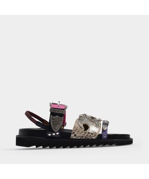 Met zijn Franse en Japanse wortels is dit avant-gardistische merk, opgericht in 1997, een cultfavoriet geworden. Speel met de contrasten en combineer deze sandalen met een zijden of gebreide maxi-jurk. Hakhoogte: 3,5 cm. Hoogte platform: 2 cm. Kleuren: Zwart. Hoofdmateriaal: glad kalfsleer. Materiaal Zool: Rubber. Materiaal voering: leer. Sluiting: enkelbandje met gespsluiting. Teenvorm: rond open. Pasvorm: op maat - Maatvoering: Europees.