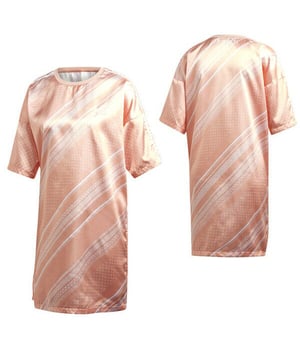 Deze loose fit satijnen t-shirtjurk met bandana print is perfect voor luchtige zomerdagen.
Gemaakt van zacht satijn in een ruimvallend silhouet voor dagelijks comfort en bewegingsvrijheid. Afgewerkt met een all-over bandana sjaal print. Korte mouwen met klassieke 3-strepen en een ronde hals voegen een sportieve adidas stijl toe.