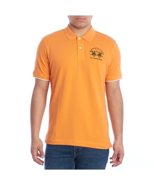 Polo de manga corta para hombre La Martina.

Una pieza clásica con un toque moderno, este polo de La Martina combina comodidad y detalles exclusivos. Diseñado para hombres que valoran la calidad y un estilo casual sofisticado.

Detalles:

- Fabricado con tejido piqué elástico, que ofrece flexibilidad y transpirabilidad para mayor comodidad.
- Cuello tipo polo con cierre de dos botones.
- Bordado distintivo de La Martina en el pecho.
- Etiqueta decorativa en la parte trasera.
- Mangas cortas con ribete en contraste.
- Corte de ajuste regular que proporciona un fit cómodo y favorecedor.

Este polo de La Martina es una pieza esencial para el armario de cualquier hombre. Su diseño clásico, combinado con detalles modernos, lo convierte en una prenda versátil y cómoda, perfecta para destacar con estilo a diario.
Composición: 95% Algodón, 5% Elastano
Cuidado:
- Lavar a un máximo de 30°C en ciclo delicado.
- No usar blanqueadores ni productos de blanqueo.
- Planchar a baja temperatura, evitando el bordado para no dañarlo.
- No usar secadora.