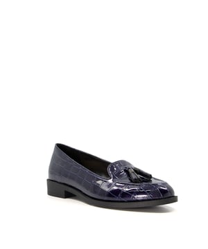 Traditionally styled Global is guaranteed to become an integral part of your ensemble this season. Crafted from the finest materials in various finishes, this almond-toed loafer nods to equestrian styling with heritage-inspired tassel trims. Finished with a lined footbed for added comfort, this eternally stylish slip-on design is a classic addition to any wardrobe.