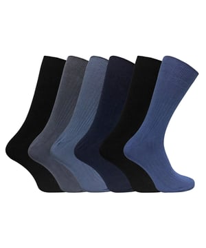 Elke man heeft in zijn leven een paar supercomfortabele en praktische sokken nodig, en deze sokken van 100% katoen bieden precies dat! Als het op comfort aankomt, is iedereen het erover eens dat katoen de beste keuze is vanwege zijn natuurlijke zachtheid en vochtafvoer. Deze sokken zijn volledig geribbeld om ze omhoog te houden en zijn geweldig om dagelijks te dragen, of als een licht, dun paar formele sokken. Alledaagse technologie voor de voeten van elke man! Deze hoogwaardige sokken zijn 100% katoen, wat betekent dat ze extra zacht en comfortabel zijn, waardoor ze perfect zijn om te dragen voor lange dagen op het werk of in huis. Je zult geen last hebben van vervelende irritaties tijdens het dragen van deze sokken, en ze zullen ervoor zorgen dat je comfortabel zit! Door hun katoengehalte zijn deze sokken ademend en helpen ze de voeten koel en fris te houden. Dit betekent dat er minder risico is dat sokken oncomfortabel gaan zitten en dat er ook minder kans is op blaren. Deze sokken hebben ook een losse bovenkant, wat ervoor zorgt dat je na langdurig gebruik geen vervelende knellende kringen rond je benen krijgt. Deze sokken zijn maat 39-45 EU en zijn verkrijgbaar in twee kleurvariaties ; Zwart en een assortiment van bruin/beige.