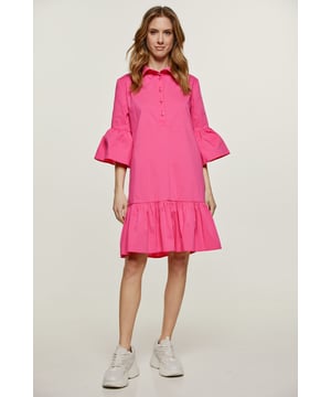 Deze fuchsia jurk is gemaakt van geweven stretch poplin. Het heeft klokkende mouwen van ¾ lengte. De jurk heeft een kraag en een sluiting in de taille met plastic knopen. Een naad onder de buste zorgt voor een perfecte pasvorm. De jurk heeft een brede zoom met ruches. De jurk heeft een losse pasvorm en valt boven de knie.