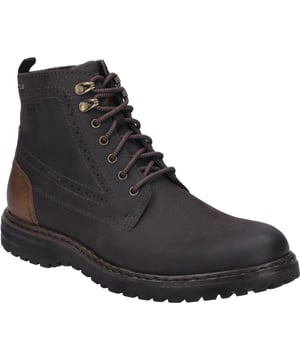 Entdecke die Quintessenz des Wohlfühlens mit dem Erroll 53, einem Stiefel, der von JOSEF SEIBEL speziell für Herren konzipiert wurde. In der markanten Farbe moro-kombi präsentiert sich dieser Schuh als eine Hommage an die Langlebigkeit und das handwerkliche Geschick, für das unsere Marke seit Generationen steht. Das Obermaterial aus feinstem Rindsleder, veredelt zu einem glatten Finish, verspricht nicht nur eine außergewöhnliche Haltbarkeit, sondern auch eine zeitlose Optik. Der Erroll 53 ist für die kalte Jahreszeit mit einem warmen Textilfutter ausgestattet, das jedem Schritt eine behagliche Wärme verleiht. Dank der herausnehmbaren Textil-Innensohle bietet dieser Stiefel die Möglichkeit, individuelle orthopädische Einlagen zu verwenden, um den Tragekomfort weiter zu personalisieren. Die braune Sohle aus PU (Polyurethan) mit ihrem grob strukturierten Profil steht nicht nur für eine exzellente Dämpfung, sondern auch für eine beeindruckende Leichtigkeit, die den ganzen Tag über für ein angenehmes Tragegefühl sorgt. Die Strobel-Machart, eine traditionelle Fertigungstechnik, die den Schuh durch eine spezielle Naht stabilisiert, verleiht dem Erroll 53 eine unübersehbare Robustheit für den Außeneinsatz. Mit seiner Schnürung passt sich der Stiefel perfekt an den Fuß an und bietet einen sicheren Halt, egal ob bei einem Spaziergang durch die Stadt oder bei Outdoor-Abenteuern. Das wasserfeste Design macht den Erroll 53 zum idealen Begleiter bei jedem Wetter, während die Kombination aus modernem Komfort und der Perfektion in Passform und Funktion den Schuh zu einem Inbegriff von JOSEF SEIBELs Engagement für Nachhaltigkeit und Qualität macht. Ob für Freizeitaktivitäten oder als Teil eines Streetwear-Ensembles, dieser Stiefel stellt sicher, dass du in jeder Situation stilvoll und wohlbehütet unterwegs bist.