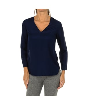 Blusa de manga larga.  
Color marino.  
Cuello en V.  
Parte trasera con efecto transparente.  
Costuras visibles a juego.  

Composición:  
- 35% Seda - 65% Viscosa.  

Equivalencia de tallas:  
42 - XXS  
44 - XS  
46 - S  
48 - M  
50 - L  
52 - XL  
54 - XXL  
56 - 3XL  
58 - 4XL  
60 - 5XL  
62 - 6XL  

Instrucciones de lavado:  
- Lavado a mano.  
- Planchar a temperatura media, máx. 110 °C.  
- Permite el uso de secadora.  
- No usar blanqueador.  
- No soporta limpieza en seco.  
Composición: 65% Viscosa, 35% Seda  
Cuidados:  
Lavado a mano.  
- Planchar a temperatura media, máx. 110 °C.  
- Permite el uso de secadora.  
- No usar blanqueador.  
- No soporta limpieza en seco.