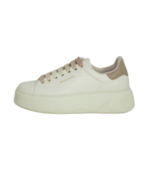 Diese eleganten Low-Sneaker von Woolrich vereinen Stil und Komfort in einem. Gefertigt aus edlem Kalbsleder, bieten sie nicht nur Langlebigkeit, sondern auch eine hochwertige Optik. Die dezenten Logo-Details und der kontrastfarbene rückseitige Aufnäher verleihen den Schuhen eine besondere Note. Die Schnürung mit Schnürsenkeln im Farbverlauf sorgt für einen modernen Look und eine bequeme Passform. Die herausnehmbare Innensohle, bedruckt mit dem Woolrich-Schriftzug, gewährleistet zusätzlichen Tragekomfort und Flexibilität. Diese Sneaker sind perfekt für stilvolle Alltagsoutfits.