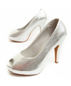 Hakken voor dames. Comfortabele pasvorm. Gefabriceerd door andere merken voor ons merk. Geschatte afmetingen: 8 cm hak.