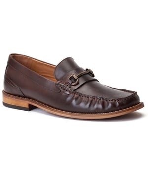 Met zijn soepele leren bovenwerk en gepolijste gesp met paardenbit zal de Madison loafer van Base London de aandacht trekken. Of je nu high-rolling bent aan de Rivièra of een BBQ in de achtertuin aan het regelen bent, deze stijlvolle schoenen zijn je wingman voor dit seizoen.