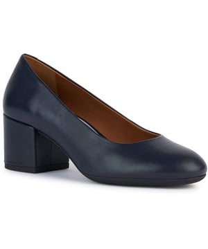 Eleana is een damesschoen die een eigentijdse draai geeft aan een klassiek pumpsontwerp. Hij heeft een comfortabele, dikke hak van 5 cm, is gemaakt van zacht nappa en past perfect bij formele outfits voor elke dag.