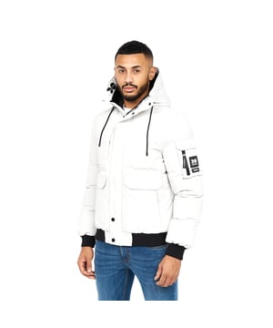 100% Polyester. Design: bestickt, Logo. Mit Kapuze. Langärmlig. Wattiert, Gummi-Abzeichen. Bündchen: gerippt. Kapuzenmerkmale: anpassbar, mit Kordelzug, Kunstfell, angenähte Kapuze. Taschenart: Zwei Seitentaschen, Eine Armtasche, Klappenverschluss, Reißverschluss, 1 Brusttasche. Durchgehender Reißverschluss, Druckknopf. Saum: gerippt. S: 96,52 cm. M: 102 cm. L: 107 cm. XL: 112 cm. XXL: 116,84 cm.
