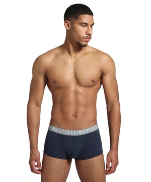Erleben Sie ultimativen Komfort mit diesem exklusiven Dreier-Pack Herren-Boxershorts. Der reguläre Schnitt dieser Unterwäsche garantiert eine ideale Passform und sorgt dafür, dass Sie sich den ganzen Tag lang wohlfühlen. Das Geheimnis liegt in dem hochwertigen Stretchmaterial, das nicht nur weich auf der Haut liegt, sondern auch optimale Bewegungsfreiheit bietet.  Der elastische Bund ist nicht nur funktional, sondern durch den umlaufenden Label-Schriftzug auch stilvoll. Dieses subtile Detail verleiht dem Design einen Hauch von Raffinesse und zeigt, dass Sie Wert auf Qualität und Stil legen.  Erhältlich im praktischen Dreierpack, ist diese Unterwäsche mehr als nur ein alltägliches Essential, sie ist Ausdruck Ihres individuellen Stils und Ihrer Persönlichkeit.