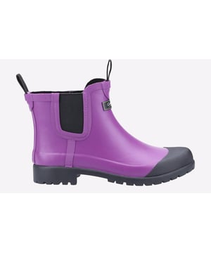 Korte rubberen dames regenlaars van Cotswold Shoes, Blenheim heeft de klassieke Chelsea-look en is niet alleen voor de tuin! Dit model zou er geweldig uitzien onder je spijkerbroek in de stad, het is zeer flexibel met een sterk geprofileerde zool voor grip en duurzaamheid