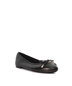 Our Harping ballet flats are the epitome of effortless style. To add our very own Dune London edge to its timeless silhouette, the neat round toe is classically accented with bow detail, elevated with metal trims, and our bespoke 'DD' charm.