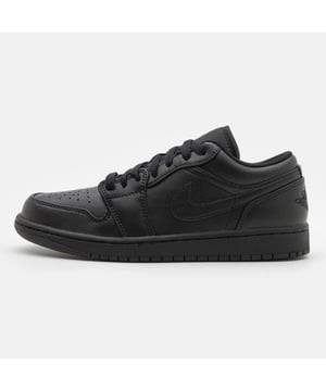 Entdecken Sie einen Klassiker neu mit dem Air Jordan 1 Low in Schwarz/Schwarz/Weiß, der alltäglichen Streetstyle und ein angenehmes Laufgefühl bei jedem Schritt bietet. Der Air Jordan 1 Low ist vom ursprünglichen AJ 1 aus dem Jahr 1985 inspiriert und bringt diese Streetwear-Ikone mit einem niedrigen Design und einer neuen Farbgebung wieder auf Ihre Füße. Erstklassig in Optik und Haptik: Sie finden die bekannten Overlays und die atmungsaktive, perforierte Spitze auf strapazierfähigem Leder für den klassischen Look. Diese Low-Top-Silhouette sorgt für ein stützendes Tragegefühl, wobei das Air-Element für leichte Dämpfung sorgt und einen bequemen Sneaker für den ganzen Tag ergibt. Die Gummiaußensohle sorgt für multidirektionale Traktion.