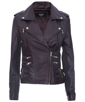 Maak kennis met ons bestverkochte bikerjack met dubbele rij knopen, een toonbeeld van stijl en functionaliteit. Deze jas is met precisie vervaardigd en is ontworpen om je garderobe te verfraaien met zijn gestroomlijnde kenmerken en silhouet, zodat je moeiteloos opvalt. Dit is waarom het een must-have is:  
 Onderscheidend stijlvol: Het gestroomlijnde ontwerp van de jas creëert een aparte en modieuze uitstraling die perfect is voor iedereen gelegenheid.
  
 Voldoende opbergruimte: Met meerdere zakken met rits aan de aan de voorkant voegt deze jas niet alleen karakter toe, maar biedt hij ook extra opbergruimte voor je essentiële spullen.
  
  Flamboyante details: De breed ingekerfde revers en schouderepauletten zorgen voor een vleugje flamboyantie en worden stevig vastgemaakt met drukknopen voor een gepolijste look.
  
 Getailleerde pasvorm: Gesplipjes op de heupen zorgen voor een comfortabele, taps toelopende pasvorm, waardoor je silhouet wordt geaccentueerd, aangevuld met de slanke pasvorm van de jas ontwerp. CKleurvariëteit: Verkrijgbaar in een breed scala aan kleuren, u kunt degene kiezen die bij uw persoonlijke stijl past.  Deze jas is gemaakt van 100% premium ultrazacht nappaleer en gevoerd met een premium polyestermix en biedt zowel luxe als comfort. Met een niet-gecentreerde YKK-ritssluiting is deze jas even functioneel als stijlvol, waardoor het een veelzijdige toevoeging aan je garderobe is