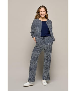 Ontdek de Vivian Jacket, een gloednieuw ontwerp in de collectie van Mart Visser. Dit jasje kenmerkt zich door een grafische print met kleine blokjes in de verfijnde kleuren wit en navy. De kortere pasvorm en unieke details creëren een sportief en speels effect. Let vooral op de prachtige smockdetails bij de halslijn en de stijlvolle print die dit damesjasje karakteriseren. Ontworpen met gemak en comfort als prioriteit, biedt dit jack stretch en twee subtiele blinde steekzakken. Praktisch en stijlvol in één. Dit jack, geïnspireerd op het bomberjasje, uit de collectie van Mart Visser is veelzijdig draagbaar: als indoor jacket in de winter en als jas in de zomer. Met een rechte pasvorm en een handige ritssluiting is dit print jacket niet alleen een elegante toevoeging aan je garderobe, maar ook veelzijdig genoeg voor diverse gelegenheden. Draag het open voor een relaxte uitstraling of rits het dicht voor een gestroomlijnde look. Deze trendy toevoeging aan de collectie van Mart Visser belichaamt comfort en stijl in een elegant ontwerp.