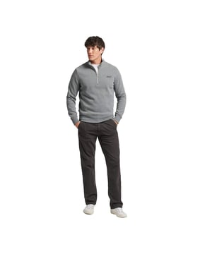 Für einen klaren und klassischen Look ist unser Essential Logo Zip-Sweatshirt genau das Richtige für dich. Ideal zum Spielen mit Lagen, bietet es Komfort und einen Hauch von Authentizität für deinen lässigen Stil. Lässige Passform - die klassische Schnittform von Superdry. Weder zu eng noch zu weit. Genau richtig. Wähle deine gewohnte Größe. Hochgekragen. Halber Reißverschluss. Rippbündchen und -saum. Gebürstete Innenfutter. Gesticktes Superdry-Logo. Mischung aus Bio-Baumwolle und recyceltem Polyester. Hergestellt aus Bio-Baumwolle, die mit natürlichen und nicht-chemischen Düngemitteln und Pestiziden angebaut wird. Durch diese Anbaumethode ist der Boden gesünder und benötigt bis zu 80 % weniger Wasser. Das ist vorteilhaft für unseren Planeten und für die Landwirte, die ihn bewirtschaften. Bis 2050 wird es mehr Plastik als Fische in den Ozeanen geben. Tu etwas für den Planeten. Setz das an seine Stelle.