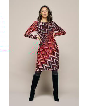 Ontdek de Mart Visser jersey print jurk, genaamd de Eloise. Deze jurk belichaamt stijl en comfort perfect. Het is een echte aanrader vanwege de opvallende contrastrijke print en de kreukvrije jerseykwaliteit die zijdezacht aanvoelt. De stof is bedrukt met een grafische en kleurrijke zigzagprint in rood, wit en zwart, wat een uniek en flatterend effect creëert. De damesjurk biedt heerlijk draagcomfort dankzij de mix van elastaan en polyester, waardoor je je vrij kunt bewegen. De gedrapeerde tailleband flatteert perfect rondom de buik en heupen. Deze knielange jurk heeft een voering met een fijne stretch, sluit met een blinde ritssluiting aan de achterzijde en heeft lange mouwen. Geschikt voor zowel feestelijke als zakelijke gelegenheden. Maak je vrouwelijke en moderne look compleet met een zwart jack en elegante hakken! Ontdek ook de Caitlin print top met dezelfde opvallende print.
