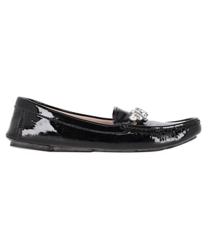 VINTAGE, NP WIE NEU  
Tauchen Sie ein in die Raffinesse mit den Crystal Detail Loafers von Miu Miu aus schwarzem Lackleder. Diese auffälligen Slipper zeichnen sich durch ein elegantes schwarzes Lacklederfinish aus, das mit funkelnden Kristallelementen verziert ist, die einen Hauch von glamourösem Flair verleihen. Das zeitlose Design der Slipper wird durch diese markanten Details aufgewertet, wodurch sie sowohl für berufliche Umgebungen als auch für Abendveranstaltungen perfekt geeignet sind. Erleben Sie die perfekte Mischung aus Eleganz und Glanz mit jedem Schritt, den Sie machen.  

Miu Miu Crystal Detail Loafers aus schwarzem Lackleder  

Zustand: Sehr gut  
Abnutzungserscheinungen: Sehr leichte Markierungen an Sohlen und Innensohlen.  
Verpackung: Keine  
Farbe: Schwarz  
Material: Leder | Lackleder  
Größe: EU37/UK4/US7  
Maße:  
SKU: TONPUGBSH377100W