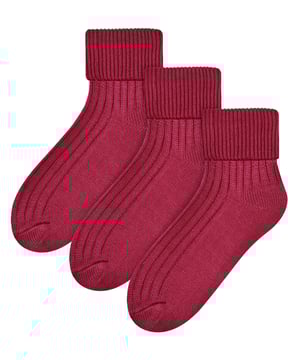 Estos calcetines de lana para mujer son la personificación del lujo. Fabricados con fibras de lana, estos calcetines son suaves y delicados, pero lo suficientemente resistentes para durar. Estos calcetines son perfectos para relajarse en el interior o para llevarlos por la casa, ya que la lana tiene propiedades naturales de absorción de la humedad, lo que significa que mantendrán sus pies secos en todas las condiciones. Además, vienen en paquetes de 3 pares, lo que hace que tengan una excelente relación calidad-precio. Estos calcetines de lana para dormir mantendrán tus pies cómodos durante toda la noche y la textura acanalada de las perneras y los pies aliviará la presión innecesaria sobre el pie, además de garantizar un ajuste seguro. El puño giratorio te permite elegir la longitud de calcetín que prefieras, así como que se adapten a las botas, lo que significa que puedes usarlos al aire libre. Puedes elegir entre 10 colores: Negro, Magenta, Azul marino, Vino, Crema, Violeta y más, ¡así que hay algo para todo el mundo y para cada conjunto! Tanto si prefieres un negro tradicional como un atrevido magenta, tenemos algo que se adapta a tu estilo. Estos calcetines de mujer vienen en 3 pares, están disponibles en 2 tallas: 3-4 UK, 5-7 y están hechos de 70% acrílico y 30% lana. Hay 10 colores para elegir y son totalmente lavables a máquina.