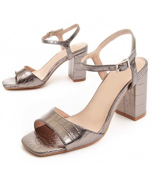 Dames jurk sandaal. Gevoerde natuurlijke leren binnenzool. Comfortabele pasvorm. Antislip zool. Versterkte stiksels. Gefabriceerd door andere merken voor ons merk. Geschatte afmetingen: 8 cm hak.