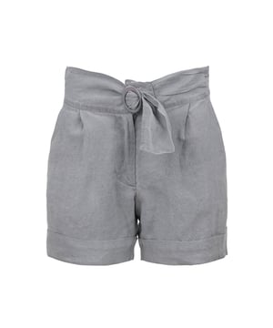 Diese Shorts sind aus gewebtem Bio-Leinenstoff gefertigt. Vorne gibt es einen verdeckten Reißverschluss und 2 Seitentaschen. Die Shorts sind mit einem Gürtel aus Stoffimitat und einer Plastikschnalle an der Vorderseite ausgestattet.