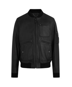 Ervaar het ultieme in veelzijdigheid en stijl met de Belstaff Black Jacket. Deze jas biedt zowel warmte als een modieus ontwerp, waardoor je moeiteloos kunt overstappen van een casual look voor overdag naar een chique avondensemble. Blijf gezellig en zie er geweldig uit met dit must-have jack! Lamsleer Zachte afwerking met een natuurlijke patina Geribbelde kraag, manchetten en zoom Ontwerp met meerdere zakken voor praktisch gebruiksgemak Belstaff Phoenix metalen plaatje op de mouw Merkbadge op de linkermouw , Meerdere zakken, ronde hals, elastische taille en mouwuiteinden, leren jas