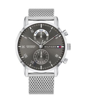 Diese Tommy Hilfiger Kane Multi Dial Uhr für Herren ist das perfekte Zeitmesser, um sie zu tragen oder zu verschenken. Das silberne 44 mm große Gehäuse in Kombination mit dem komfortablen silbernen Edelstahl sorgt dafür, dass Sie dieses atemberaubende Zeitmessgerät ohne Kompromisse genießen können. Angetrieben von einem hochwertigen Quarzwerk und wasserdicht bis 3 Bar, wird Ihre Uhr weiter ticken. Diese modische und klassische Uhr passt zu jedem Outfit und zu jedem Anlass und verleiht Ihrem Leben Stil - Die Uhr verfügt über eine Kalenderfunktion: Tag-Datum. Hochwertiges 21 cm langes und 22 mm breites Armband aus silbernem Edelstahl mit einem Klappverschluss. Gehäusedurchmesser: 44 mm, Gehäusehöhe: 11 mm und Gehäusefarbe: Silber. Zifferblattfarbe: Grau.