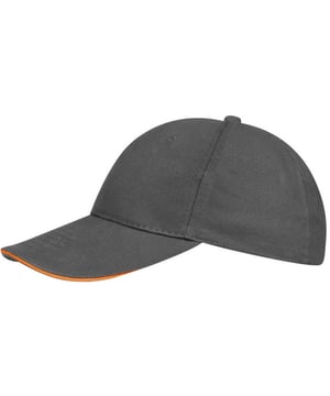 6 panel. Zes ventilatieopeningen. Grootteverstelling met metalen gesp. Contrasterende sandwichpiek op bepaalde kleuren. Materiaal: 100% dik geborsteld katoen. Een maat.