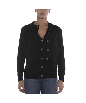 Specificaties: Mouwloze sweater met V-hals, klassieke knoopsluiting en opgestikte zakken aan de voorzijde. Kort vest met lange mouwen, voorzakken en knoopsluiting. Product gemaakt met gerecycled vezelgaren en grondstoffen met een lage milieu-impact Pasvorm: Normaal Het model draagt maat: XS Lengte van het model: 170 cm