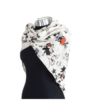 Bandana Buff de Disney.
Complemento ideal para proteger el cuello y la cara.
Diseño ligero y versátil.
La versión más ligera, ideal para tiempo suave.
Tejido transpirable.
 Medidas: 55 x 100 cm
 Composición: 100% Poliéster
 Cuidados:
Lavar máximo a 40º.
No usar lejía.
No usar la plancha. 
No usar la secadora.
No lavar en seco.