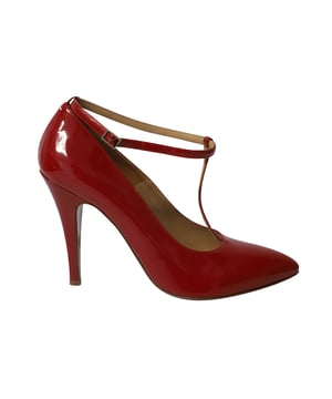 VINTAGE, UVP WIE NEU  
Besitzen Sie ein Paar von vintage-inspirierten Pumps von Maison Martin Margiela. Sie bestehen aus rotem Lackleder und zeichnen sich durch eine spitze Zehenform und einen T-Riemen in der Mitte aus. Tragen Sie diese Schuhe mit einem vollen Rock und drehen Sie sich, um sich wie ein Mädchen aus der Vintage-Ära zu fühlen.  

Maison Martin Margiela spitze Zehen mit T-Riemen aus rotem Lackleder  
Zustand: sehr gut  
Abnutzungserscheinungen: Abnutzung an den Sohlen  
Material: Lackleder  
Größe: 40.5/US10.5  
SKU: 150378