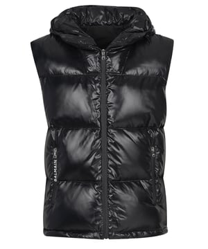 100% poliamida; chaleco Balmain;  Modelo: YH1TO055XB21 0PC;  Mano de obra de alta calidad;  capucha con cordón;  cuello alto, cremallera;  Dos bolsillos laterales con cremallera, dos bolsillos interiores con botones de presión;  Forrado con plumón de pato;  Detalles del logotipo de Balmain.