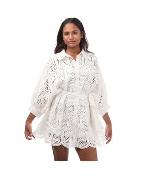 Women's Sundress Florine Short Dress in White.- Classic collar.- Flared sleeves.- Button fastening.- Shirt cuffs.- Pineapple eyelet patterned fabric.- Seperate belt to tie.- 100% Cotton. Ref: S24042.