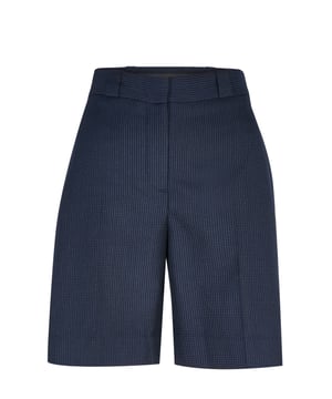 100% lana; pantalones cortos de Burberry; Modelo: 8001684; Mano de obra de alta calidad; 100% lana suave; Corte ancho; Cierre: gancho, cremallera; 2 bolsillos con abertura a los lados, 2 bolsillos con botones en la parte trasera; hebillas de cinturon; Detalles del logotipo de Burberry.