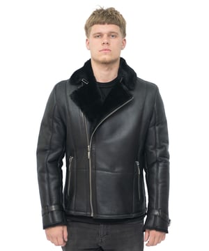 In de voering van deze jas zit onze fijnste dikke schapenvacht, waardoor het een ongeëvenaarde keuze is als je op zoek bent naar een winterjas die warm en comfortabel is. Dit kledingstuk wordt modieus gehouden door de toevoeging van een dubbele borst die wordt vastgemaakt door een niet gecentreerde YKK-ritssluiting die in verschillende mate open kan worden gelaten om de voering te laten zien, die voor deze stijl in zwart of crème verschijnt. De voorkant van de jas is voorzien van twee veilige zakken met ritssluiting en leren bandjes met gespen aan de manchetten die kunnen worden aangepast om plaats te bieden aan handschoenen of kunnen worden verwijderd om de mouwen op te stropen. Bovendien kan de kraag omhoog worden gezet en met een drukknoopsluiting worden vastgemaakt, voor de dagen waarop u extra bescherming tegen de kou nodig heeft. • Gemaakt van hoogwaardige dubbelzijdige schapenvacht • Dikke schapenvachtvoering is de beste keuze voor het bieden van warmte en comfort • Voorzien van twee schuine zakken met ritssluiting en verstelbare taille en manchetten • Voorzien van een niet gecentreerde metalen YKK-ritssluiting