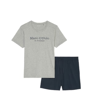 Deze tweedelige pyjama voor heren biedt perfect comfort voor ontspannen nachten. De top heeft een ronde halslijn en verlaagde schouders voor een losse en comfortabele pasvorm. De rechte zoom en logoprint op de voorkant geven de pyjama een moderne look. De shorts hebben een elastische tailleband en een trekkoord in de tailleband voor een optimale pasvorm. Deze pyjama is gemaakt van zacht, ademend materiaal en is zeer comfortabel om te dragen. Deze pyjama is ideaal voor warme zomeravonden of gezellige uurtjes thuis en is de perfecte keuze voor stijlbewuste mannen.