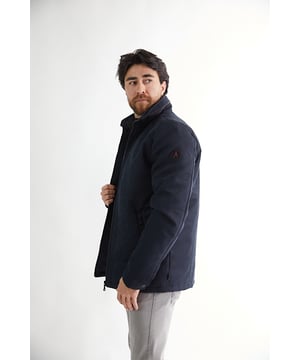 100 % PolyesterFutter aus 100 % PolyesterÄrmelfutter aus 100 % Polyester– Innenfutter mit einer Innentasche mit Reißverschluss und einer Innentasche mit Knopfverschluss– Taschen haben einen ReißverschlussUnser Model ist 181 cm groß und trägt Größe M/50