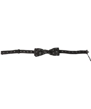 Onderdeel van de exclusieve Dolce & Gabbana collectie
  100% authentiek en gloednieuw met tags
  Kleine metalen sluiting in de vorm van een haak aan de achterkant van het model
  Verstelbare nekband one size fits all
  Gemaakt van 100% zijde
  Klassiek