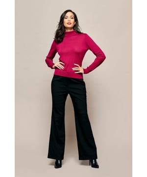 Bereiten Sie Ihre Garderobe mit einem leichten Rollkragenpullover von Mart Visser auf die kälteren Jahreszeiten vor. Das Elaine-Oberteil ist die perfekte unverzichtbare Winterkleidung in einem wunderschönen, tiefdunklen Beerenton. Der gestrickte Rollkragenpullover ist an den Ärmeln und am Rücken mit einem gestrickten Dreiecksmotiv verziert, ein echtes Designerdetail! Der Pullover ist unten und am Hals mit gerippten Kanten versehen und hat auf der Rückseite ein Mart Visser-Etikett aus Metall. Das Oberteil hat lange Ärmel und ein gerades Modell, das bis zur Hüfte schön um den Körper fällt. Dieses Top lässt sich stilvoll kombinieren und ist in weiteren trendigen Farben erhältlich.