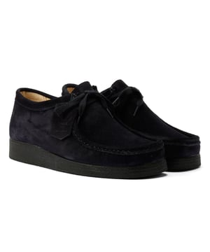De suède schoenen van TOWER hebben een klassieke mocassin-geïnspireerde silhouette, met een vetersluiting met twee oogjes en een eenvoudige crepe rubberen zool. Het bovenwerk is gemaakt van zacht suède met het TOWER-icoon trots afgebeeld op het zijpaneel, en een TOWER-gemerkte swingtag.