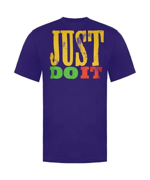 La camiseta Nike Just Do It Purple para hombre es una prenda deportiva motivadora y elegante que encarna el espíritu "Just Do It" de la marca Nike. Aquí tienes una descripción de sus principales características:

 Atrevido color morado: Esta camiseta se presenta en un vibrante y enérgico color morado, que añade un toque de personalidad a tu atuendo atlético o informal.

 Eslogan Nike "Just Do It": El icónico eslogan "Just Do It" ocupa un lugar destacado en la camiseta, inspirándote a pasar a la acción y alcanzar tus objetivos, ya sea en el deporte o en la vida cotidiana.

 Tejido cómodo:  Confeccionada con materiales suaves y cómodos, esta camiseta está diseñada para sentirse suave contra la piel, lo que garantiza la comodidad durante los entrenamientos o el uso diario.

 Corte clásico:  La camiseta tiene un corte clásico que facilita el movimiento y la comodidad, por lo que es adecuada para diversas actividades y ocasiones informales.

 Cuello redondo:  El diseño de cuello redondo ofrece un aspecto clásico y atemporal, por lo que es fácil de combinar con diferentes partes de abajo o capas con otras prendas.

 Uso versátil:  Tanto si vas al gimnasio como si sales a correr o simplemente a hacer recados, esta camiseta es lo suficientemente versátil como para llevarla en distintas actividades y ocasiones.

 Construcción duradera:  Nike es conocida por su calidad, y esta camiseta está fabricada típicamente para resistir el desgaste y los lavados regulares, lo que garantiza que siga siendo una parte fiable de tu vestuario atlético e informal.

 Mensaje motivador:  El lema "Just Do It" no sólo es una declaración de identidad de la marca Nike, sino que también sirve como recordatorio de la importancia de la determinación y la acción para alcanzar el éxito.