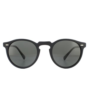 Oliver Peoples Gregory Peck OV5217S 1031P2 Semi Mat Mat Crystal Black Midnight Express polarisierte Sonnenbrille ist eine weitere von Prominenten inspirierte Sonnenbrille von Oliver Peoples mit diesen erstaunlichen Schattierungen von Retro-Stil mit einem Key-Loch-Brücken-Design und ikonischem Stil.